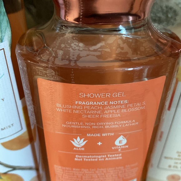 Bath and Bodyworks, pretty as a peach Gift Set Combo - Picture 4 of 4